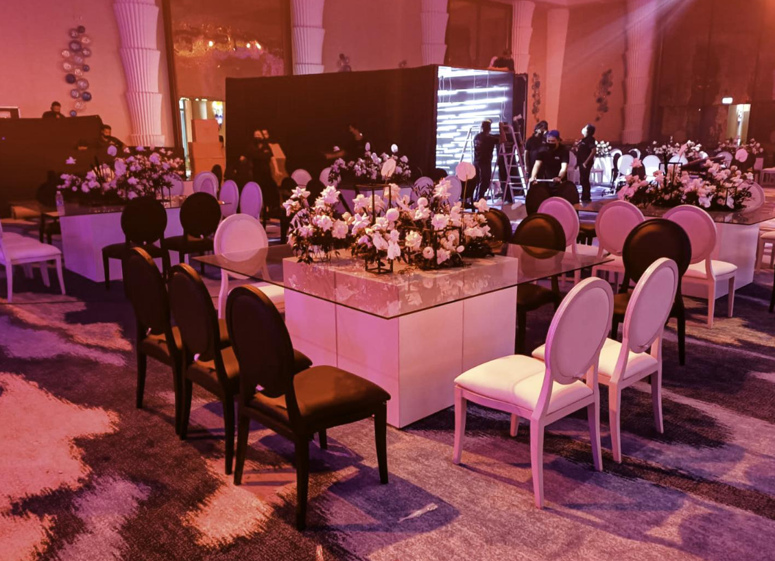 Guide to Choosing the Best Dining Table in Dubai Furniture Rentals in